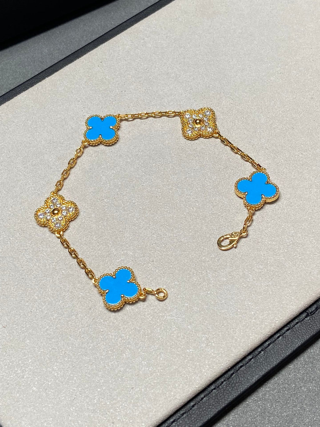 CLOVER 5 MOTIF BLUE CHALCEDONY DIAMOND GOLD BRACELET