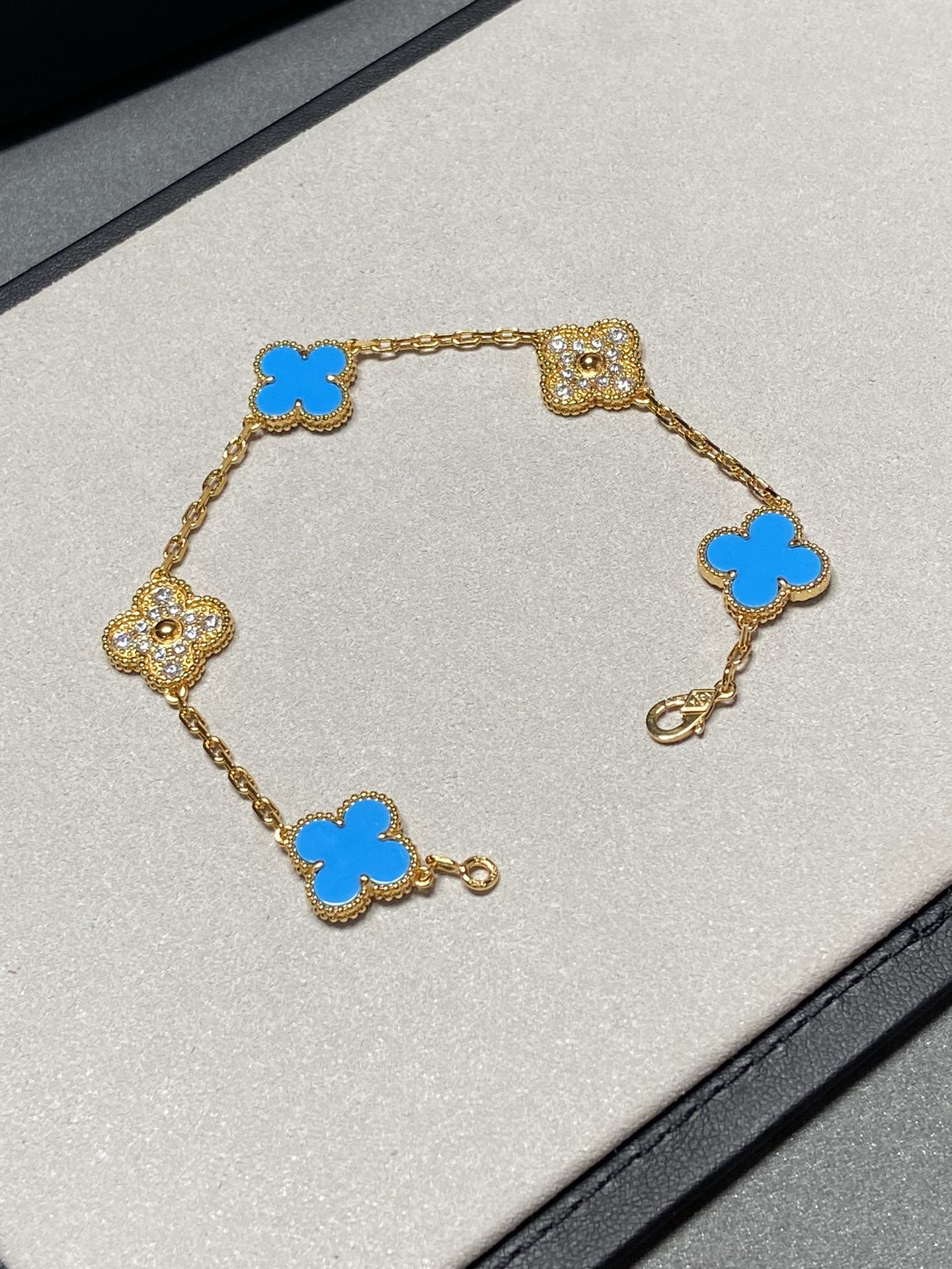 CLOVER 5 MOTIF BLUE CHALCEDONY DIAMOND GOLD BRACELET