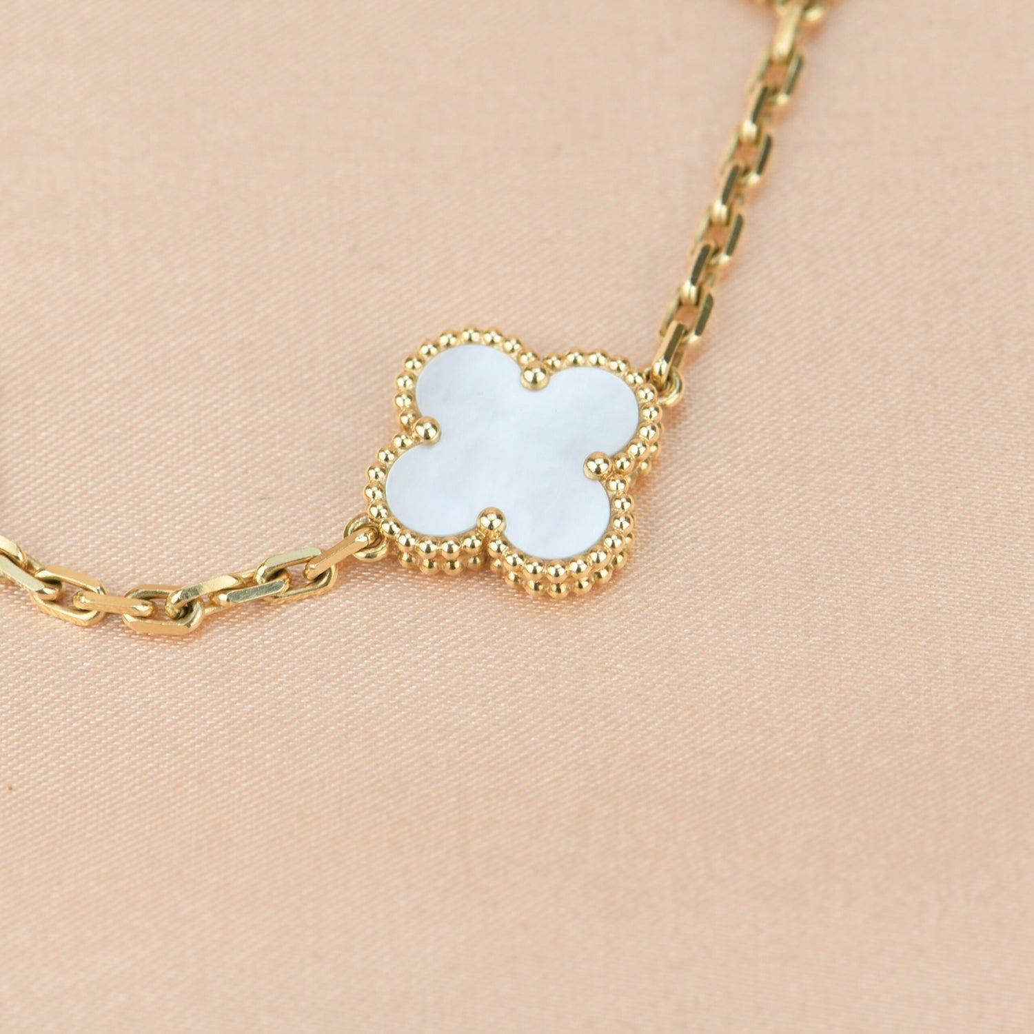 CLOVER 5 MOTIF WHITE MOP BRACELET
