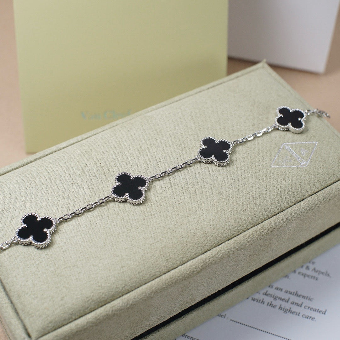 CLOVER 5 MOTIF ONYXS BRACELET SILVER