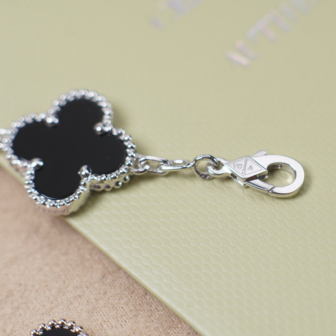 CLOVER 5 MOTIF ONYXS BRACELET SILVER