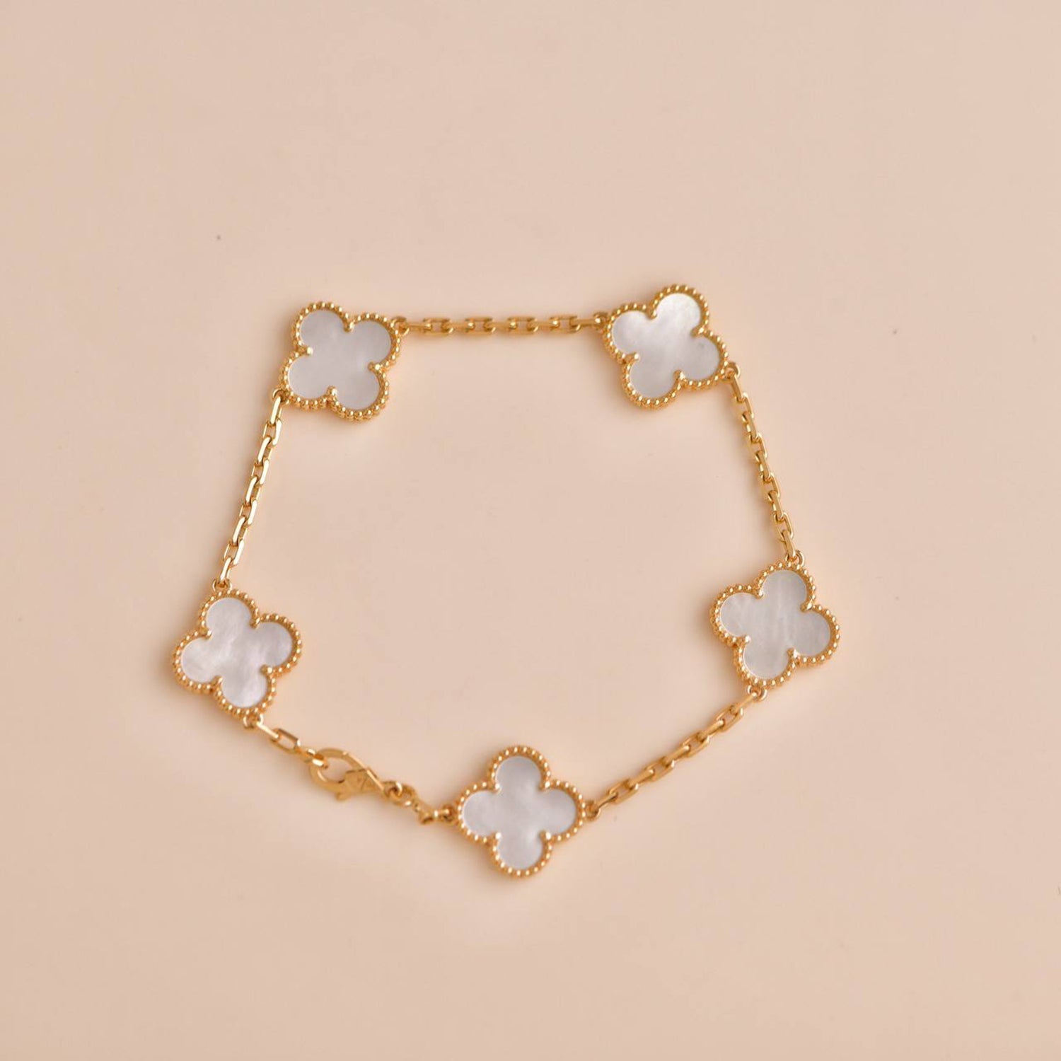CLOVER 5 MOTIF WHITE MOP BRACELET
