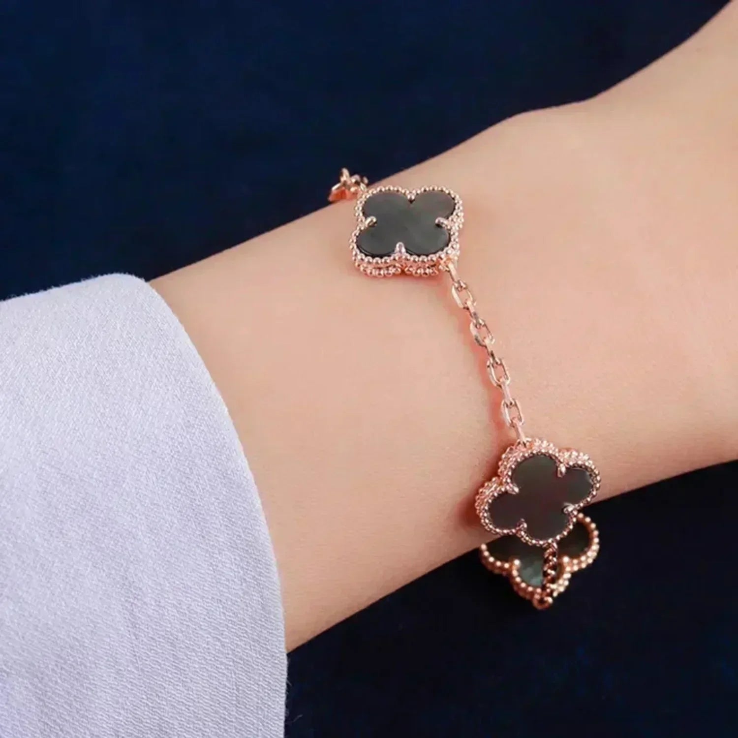 CLOVER 5 MOTIF GRAY MOP BRACELET